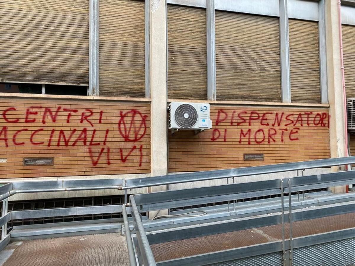 Raid vandalico al Policlinico di Palermo, scritte No Vax sui muri - 