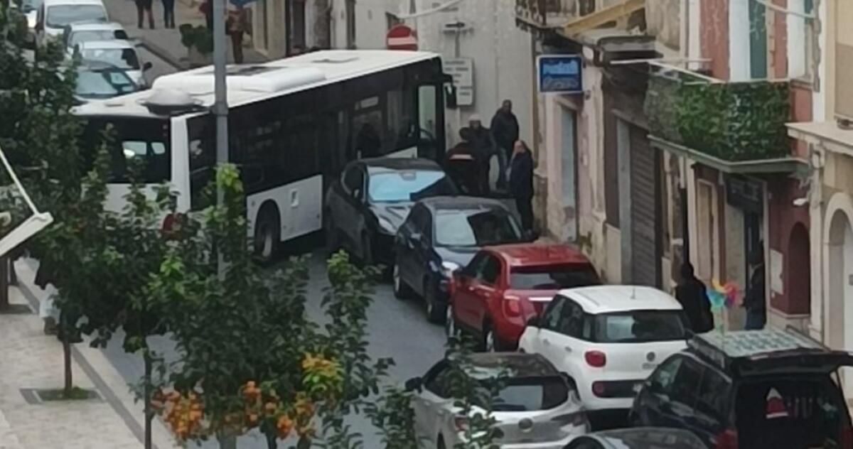 Sosta "selvaggia" blocca un bus urbano, tanti disagi - 