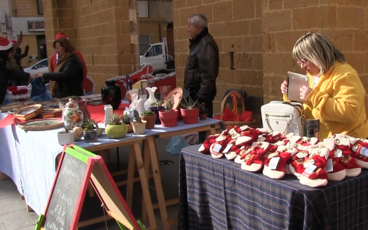 Il gruppo Emmanuel si autofinanzia con una bancarella natalizia - 