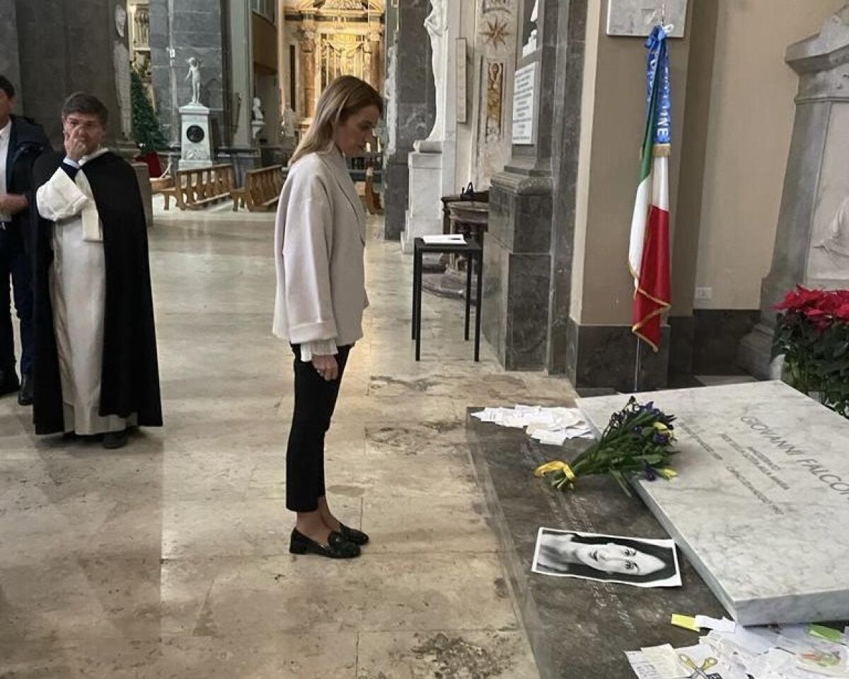 Metsola depone corona di fiori su tomba Falcone a Palermo - 