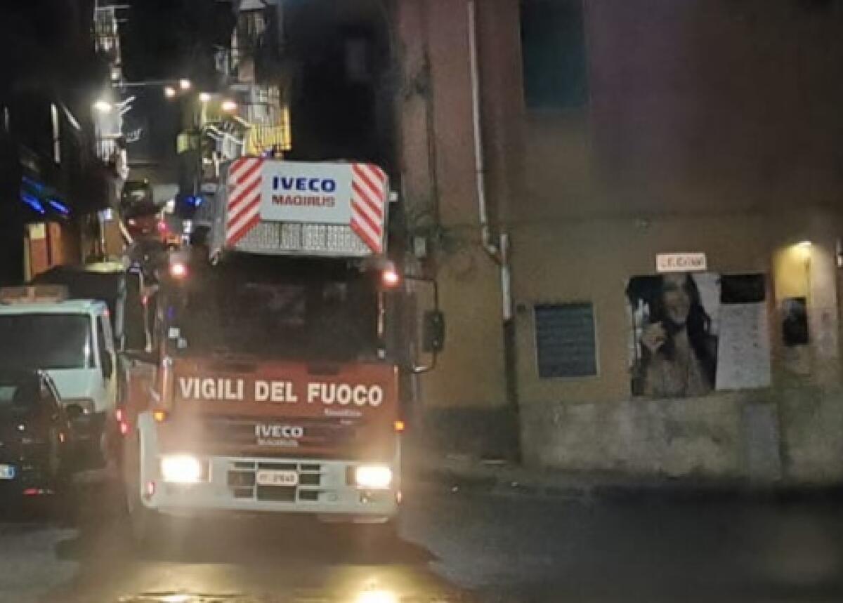 Incendio in un'abitazione, sul posto intervenuti i soccorsi e i vigili del fuoco - 