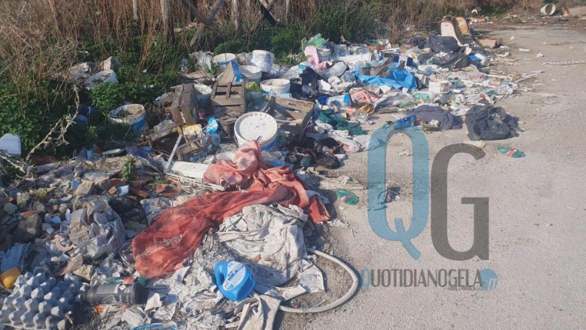 Montelungo parco-discarica della vergogna, rifiuti abbandonati ovunque - 