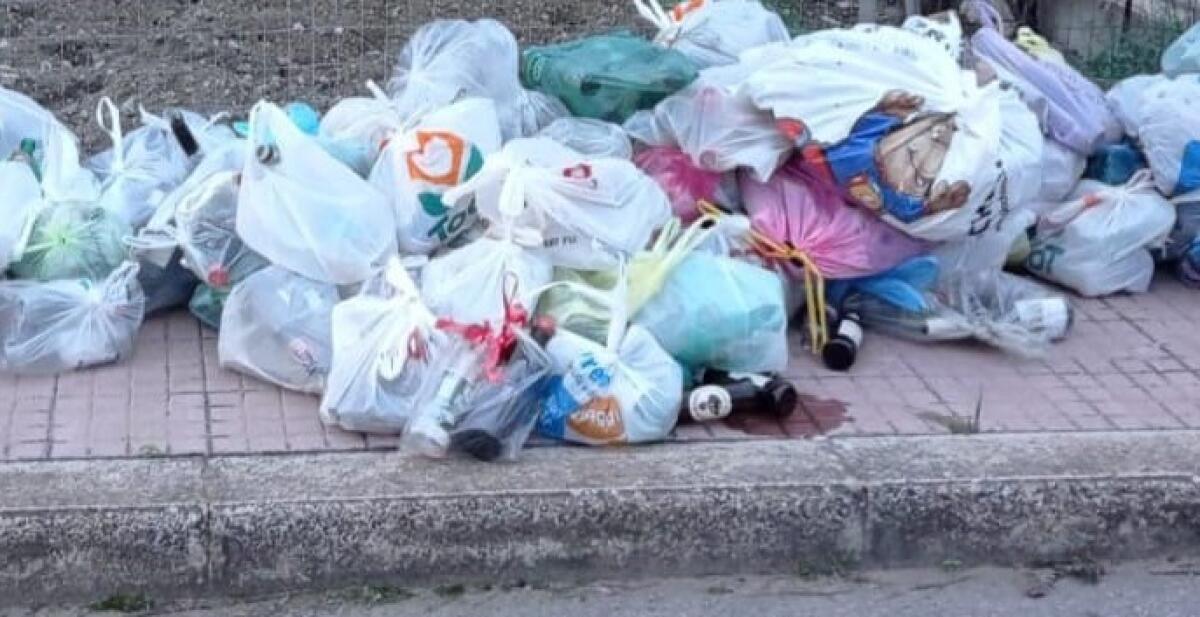 Vetro accatastato durante la fase di raccolta, segnalazioni: "Anche nei pressi di una scuola" - 