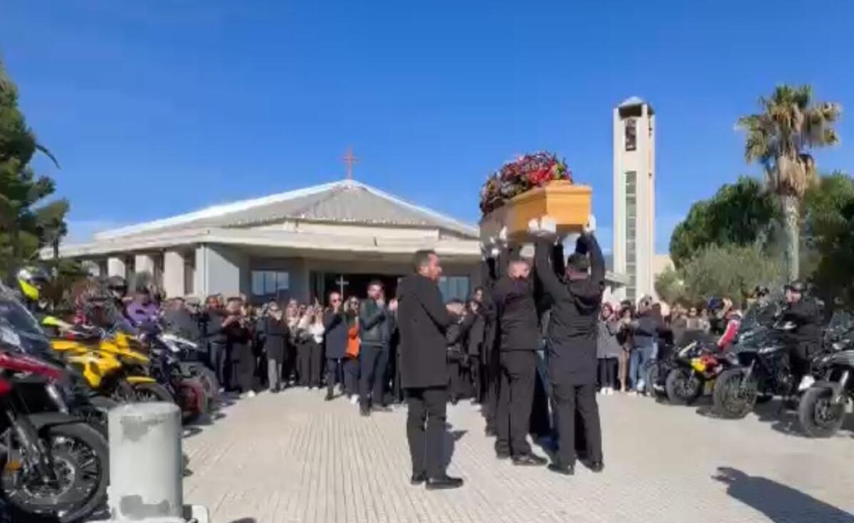 Lacrime e dolore per Gregorio Perrone, l'ultimo saluto dopo l'incidente mortale - 