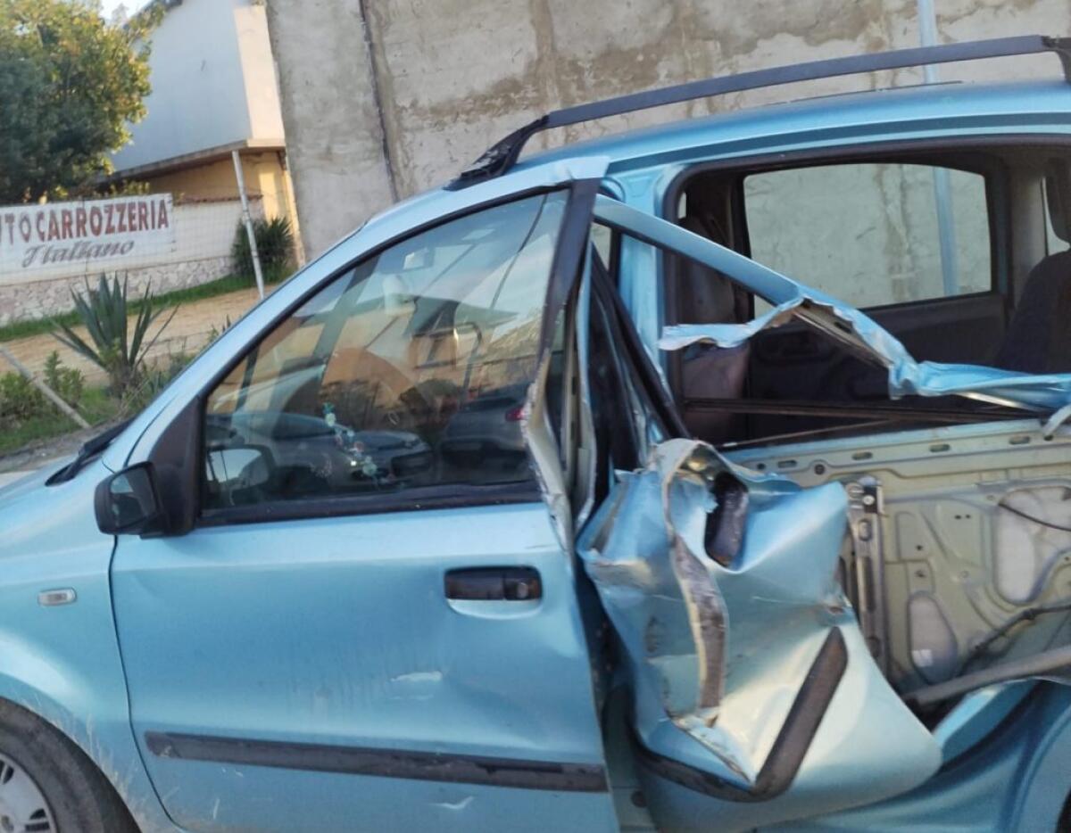 Violento impatto ancora a Settefarine, coinvolte anche due auto - 