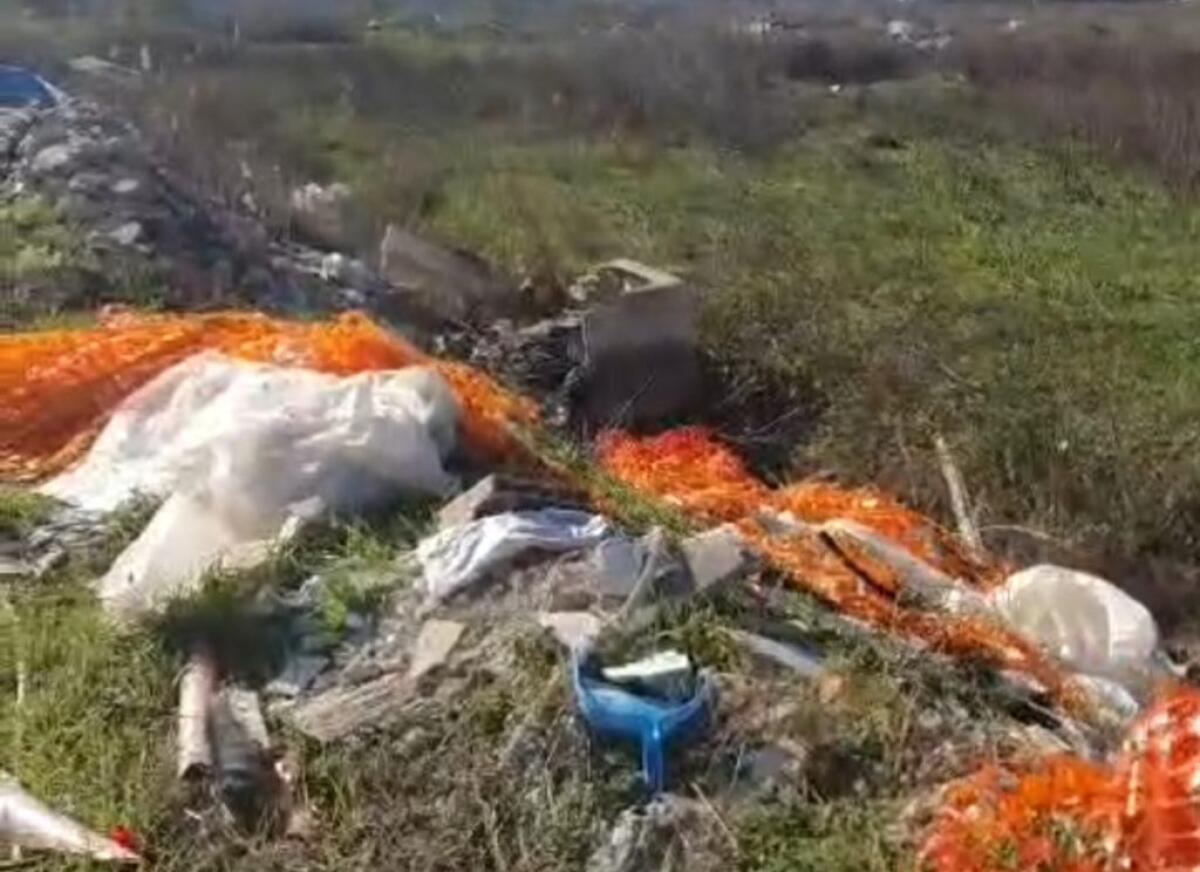 Resti dei cantieri e rifiuti di ogni tipo, periferie ancora invase da discariche abusive - 