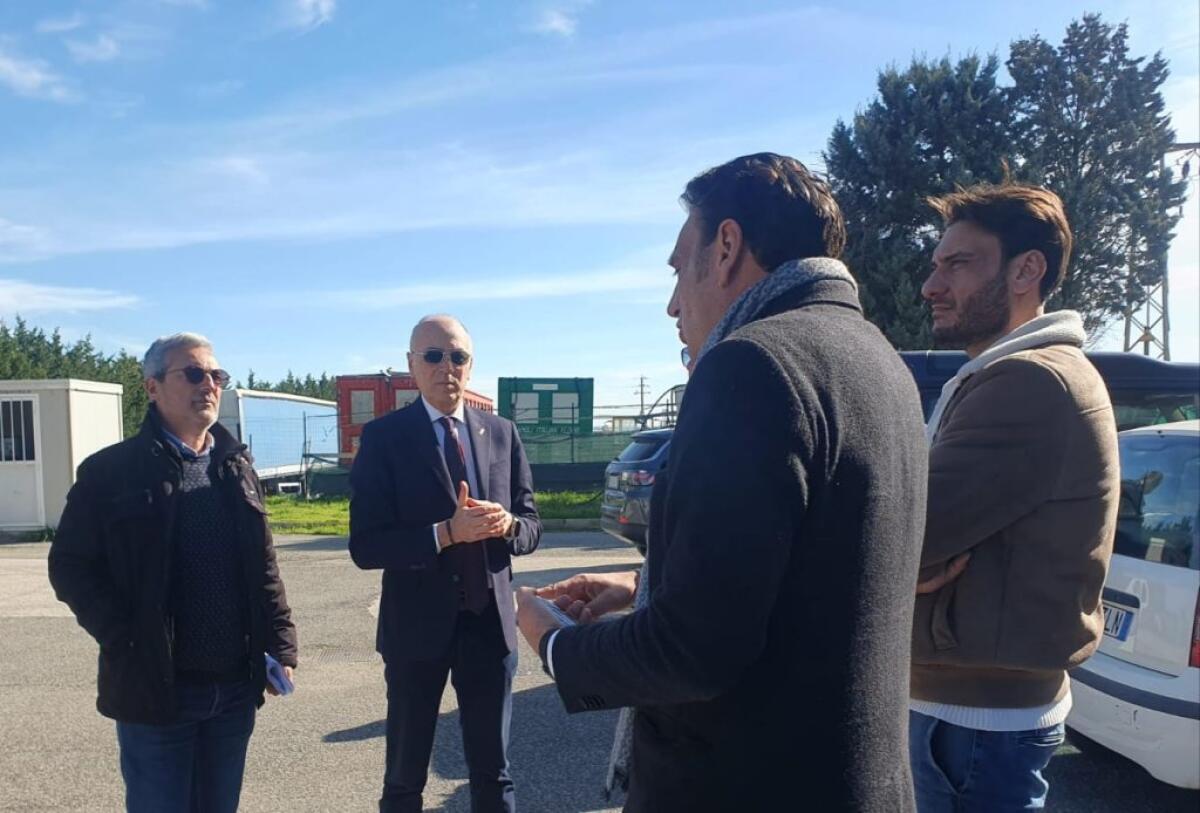Timpazzo e Brucazzi, verifiche di Lorefice: senatore nei siti del ciclo rifiuti - Lorefice con i tecnici Ato