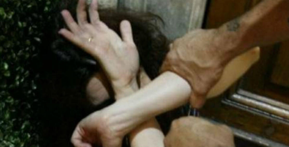 Ha colpito ripetutamente la moglie, marito in carcere: lei con diverse ferite -