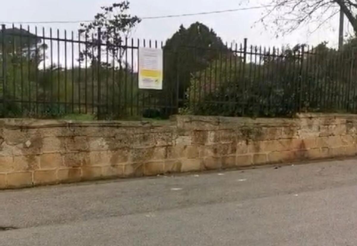 Mazzarino, "zona cimitero è sgombra da abiti e sacchi" - 