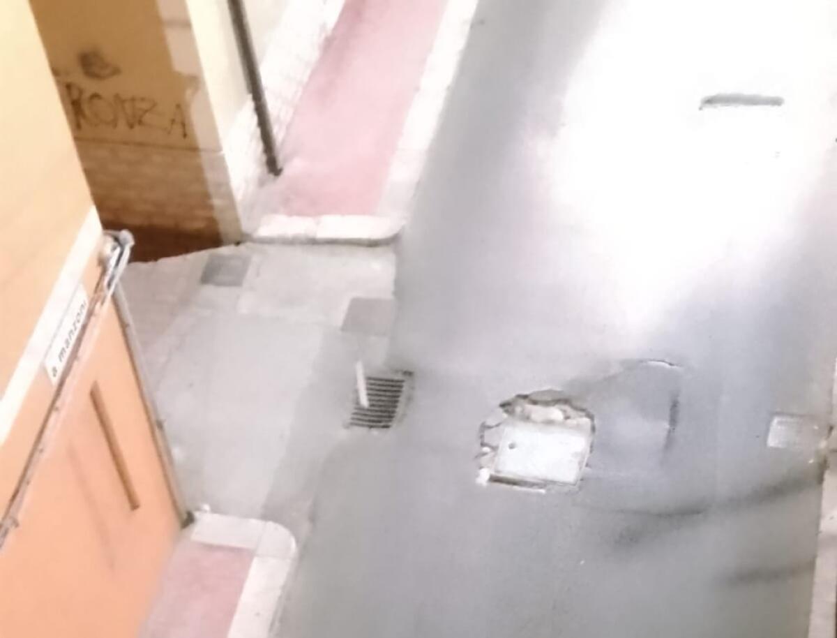 Via Manzoni, tombino e manto stradale cedono: tratto diventato pericoloso - Il tratto diventato pericoloso