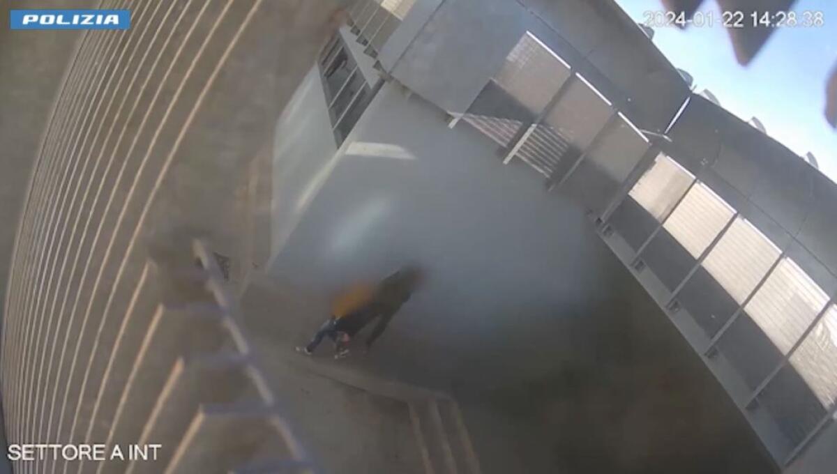 Migranti, incendi al Cpr di Milo. Tre fermi - 