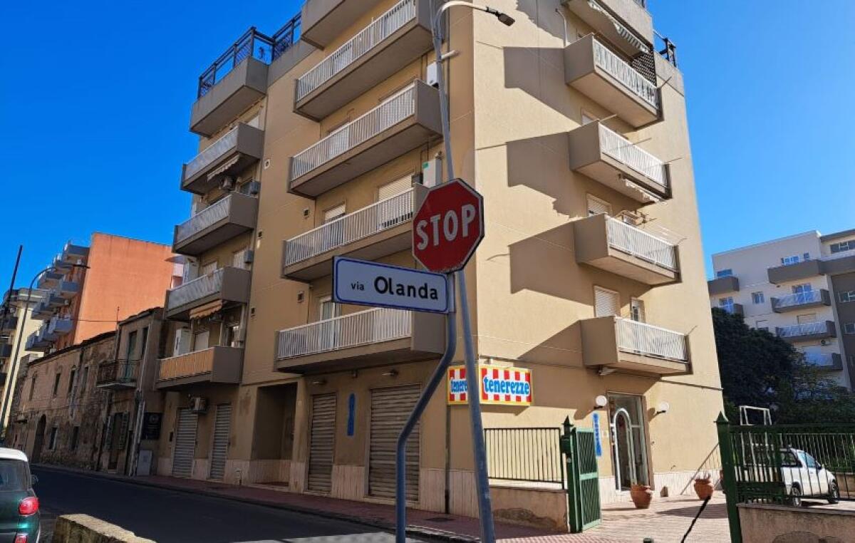 Palo dell'illuminazione a rischio cedimento a Caposoprano, la Ghelas: sarà sostituito - 