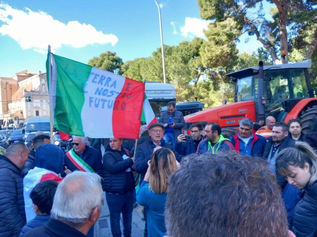 Trattori in piazza a Palermo, protesta davanti alla sede della Regione - 
