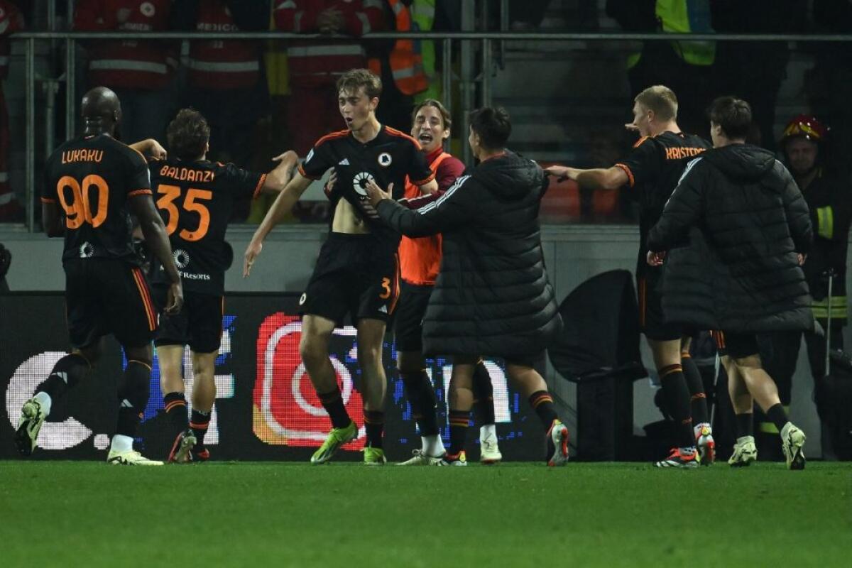 La Roma passa 3-0 a Frosinone, in gol Huijsen, Azmoun e Paredes -