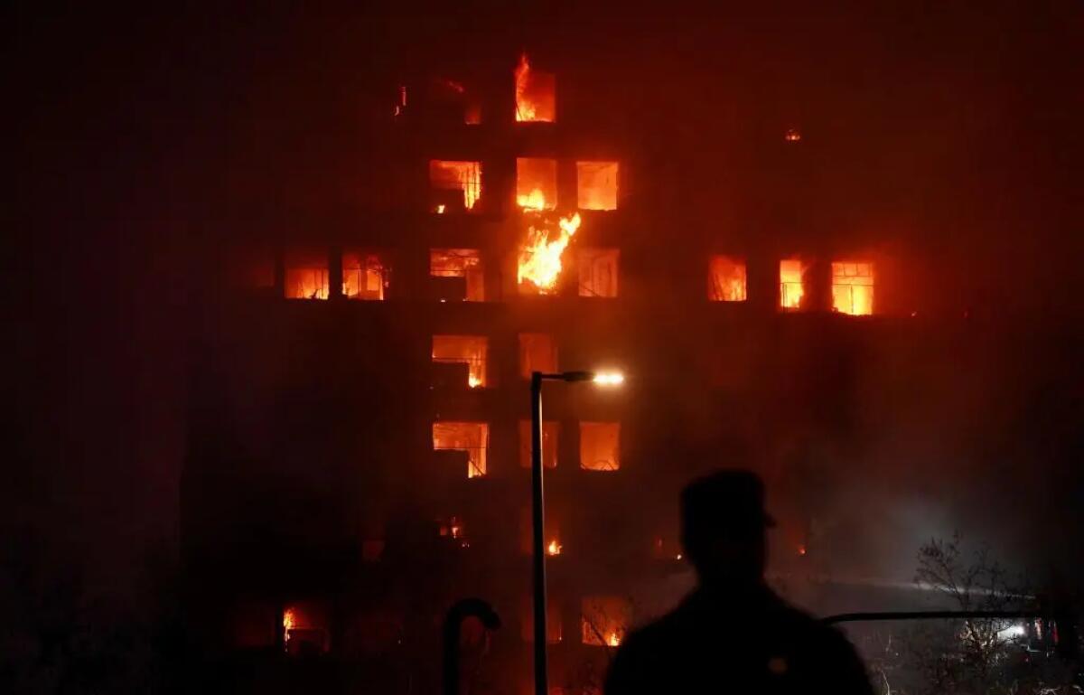 Spagna, incendio divora grattacielo a Valencia. Almeno 4 morti -