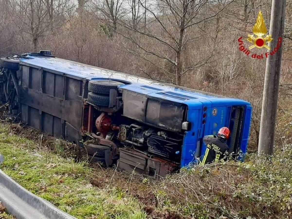 Pullman finisce fuori strada nel potentino, nessun ferito grave - 