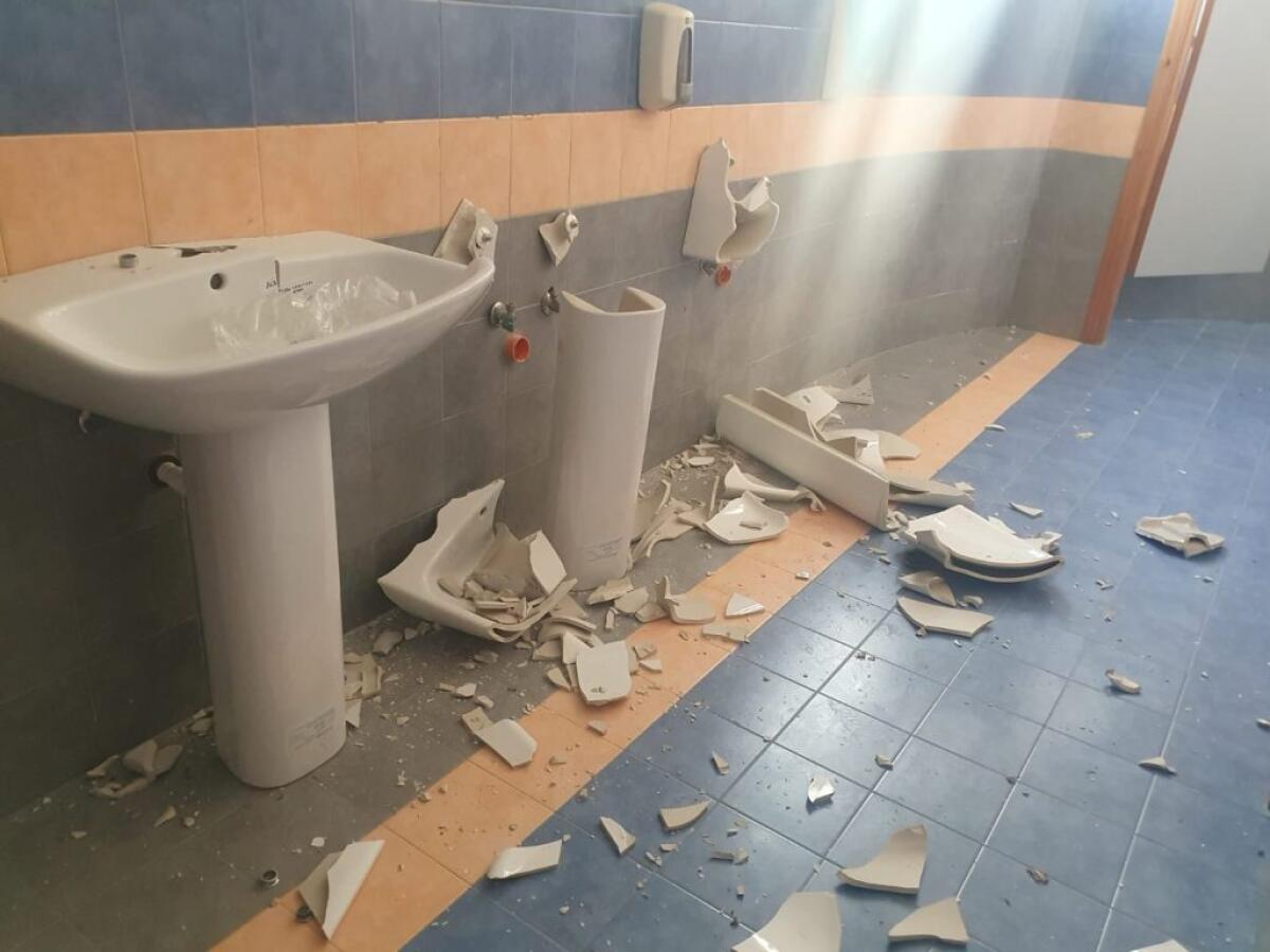 Danni enormi al PalaCossiga, cavi rubati e bagni distrutti: struttura ancora presa di mira - I servizi igienici sono stati distrutti dai vandali