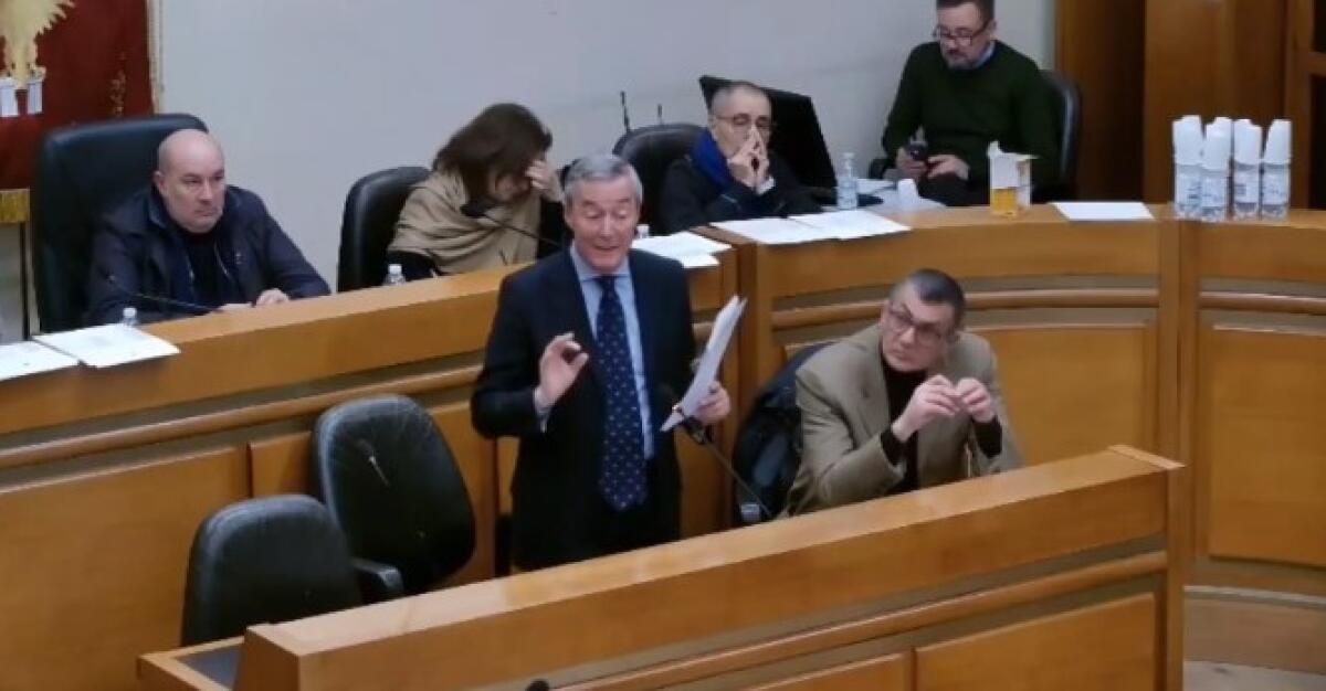 "Risparmi Ato con gestione Lucisano, strano silenzio sindaci", Greco: "No ampliamento Timpazzo" - Greco e Liardi in aula consiliare