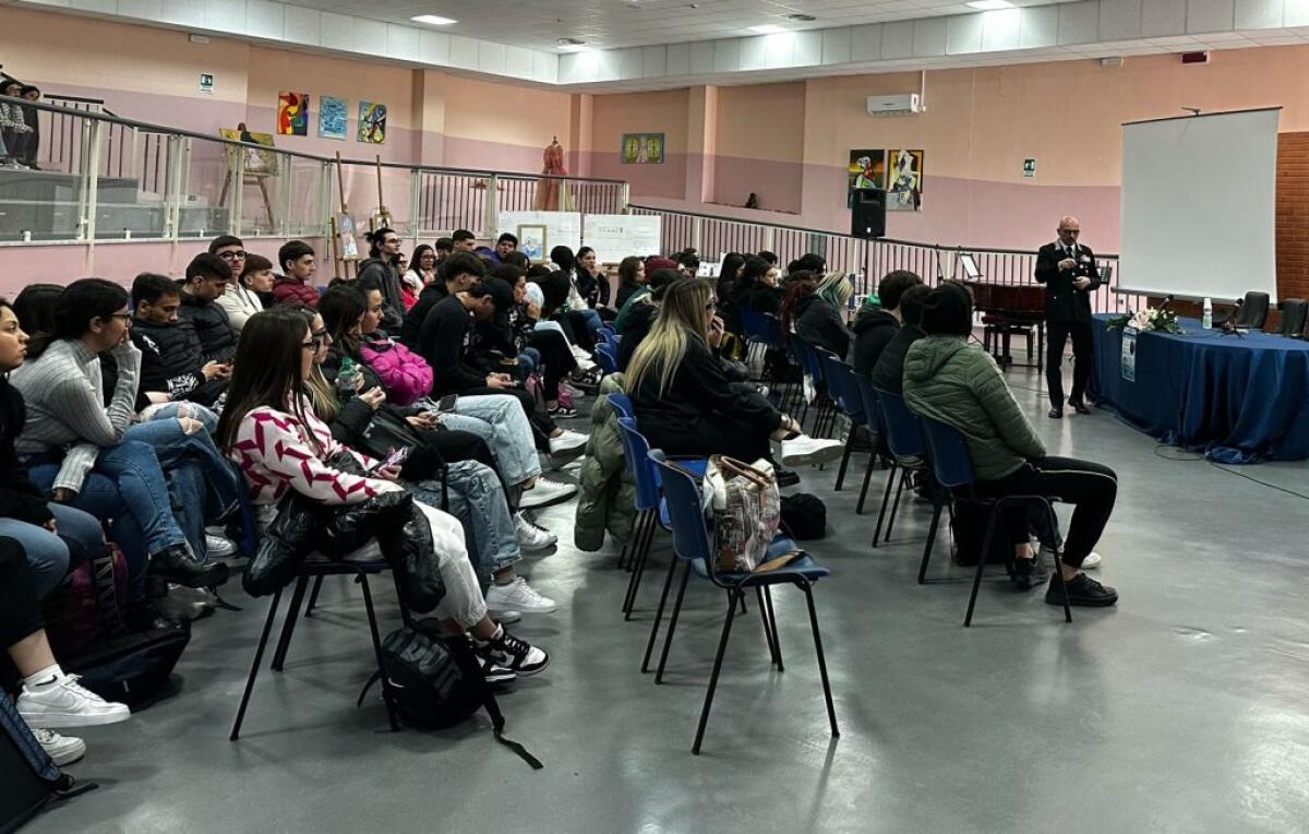 Abuso di alcol e droga, i Carabinieri incontrano gli studenti del Fermi - 