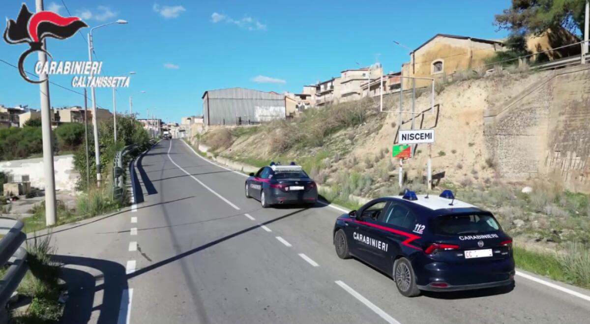 Spacciava droga, giovane arrestato: va ai domiciliari, su un foglio i nomi dei clienti -