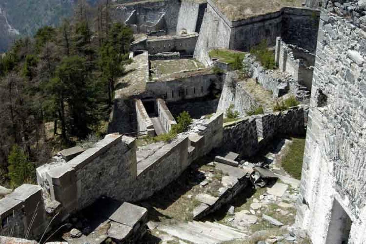 Fenestrelle come Auschwitz, meridionali sciolti nella calce dai Savoia nel retro di una chiesa - Nella foto: campo di sterminio dei meridionali nel retro della chiesa di Fenestrelle