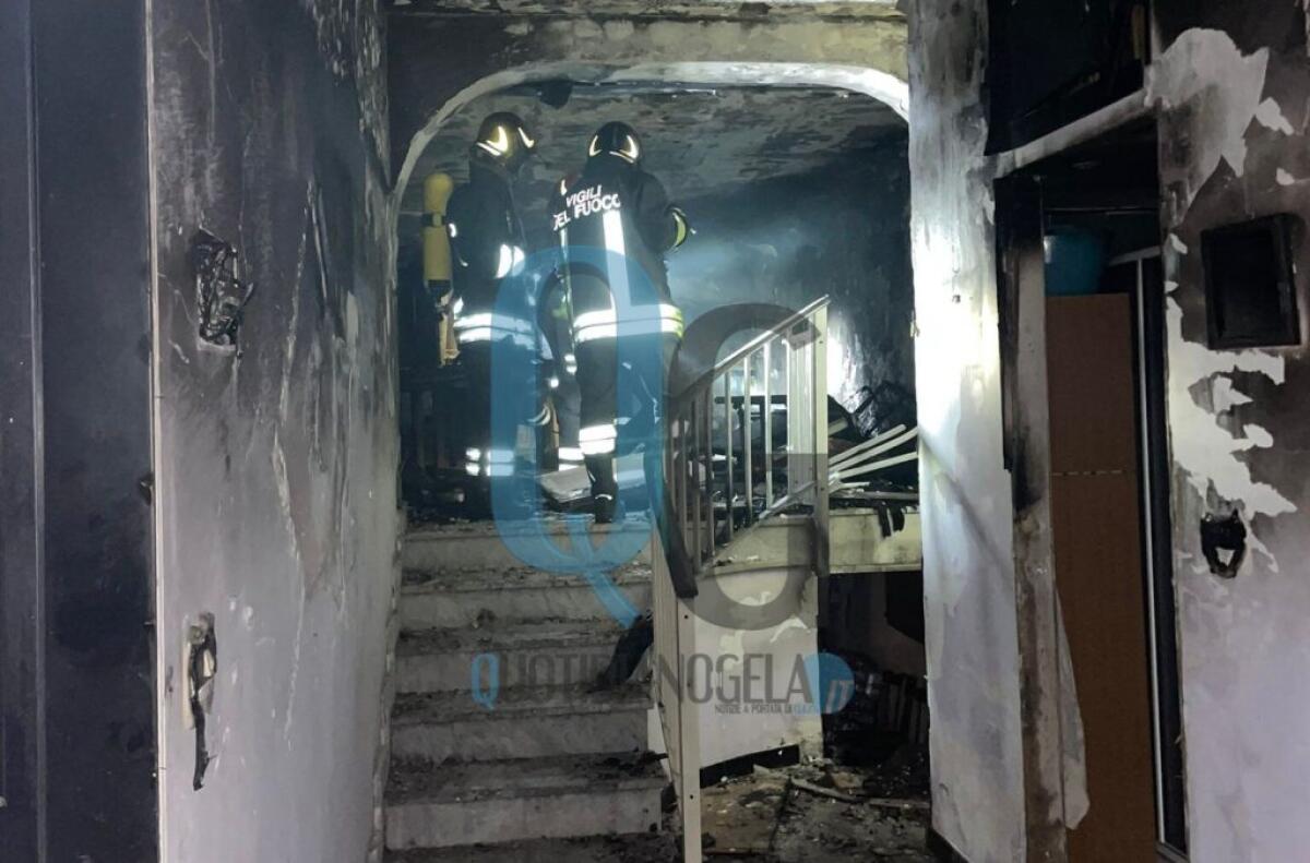Incendio in uno stabile, verifiche partite dopo le fiamme: dissequestrati piani superiori - L'intervento dei vigili del fuoco