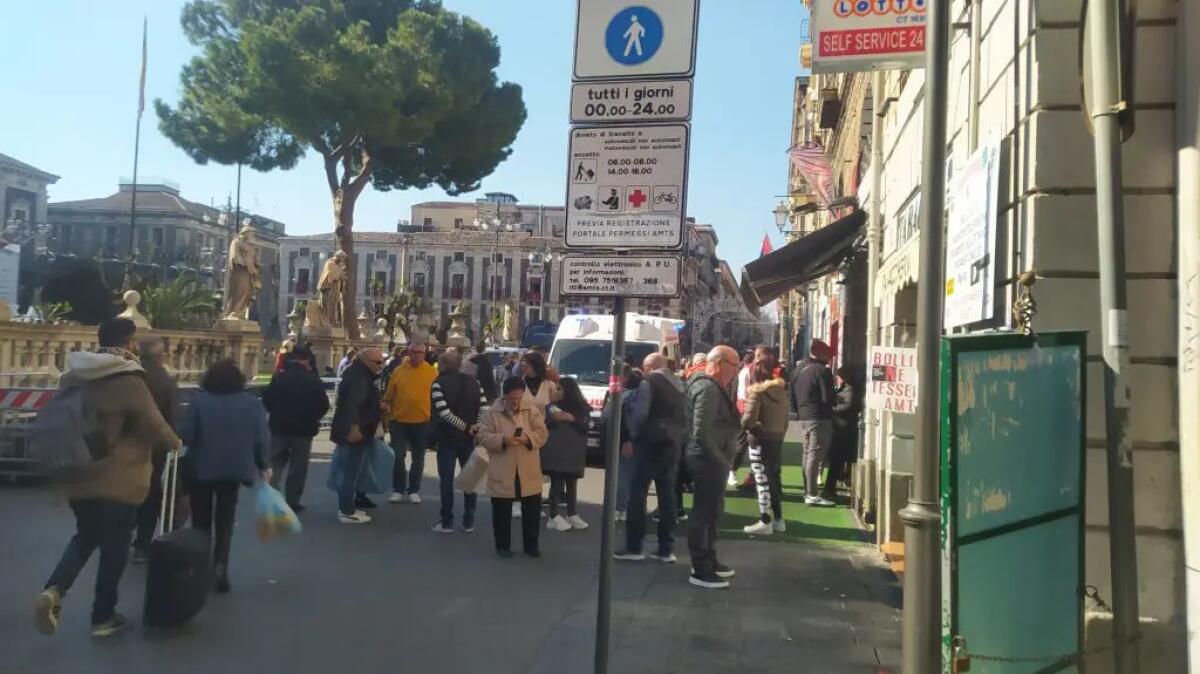Catania, uomo colto da malore durante uscita Carrozza del Senato -