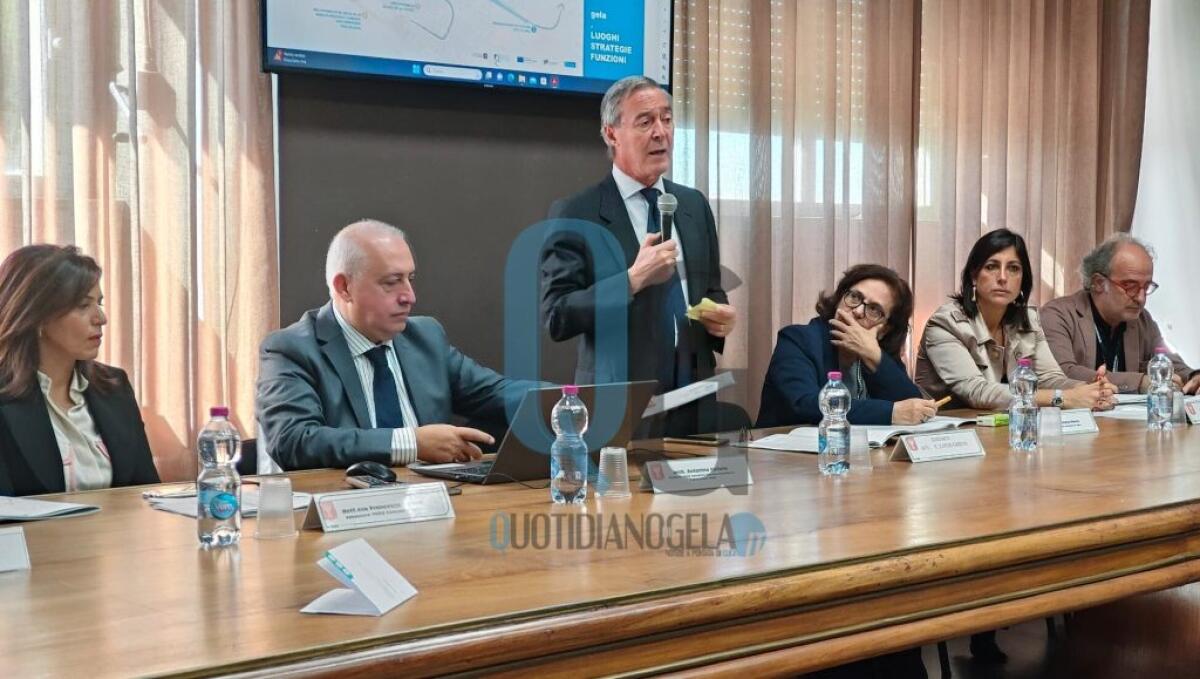 "Parole Farruggia paradossali", Greco: "Mi accusa per progetti che cambieranno il volto della città" - Il sindaco Greco durante la presentazione dei progetti di "Qualità abitare"