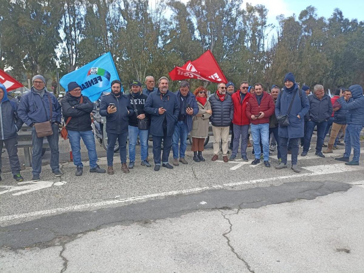 "Lavoro e sicurezza", dopo i morti di Firenze sit in di sindacati e operai - 