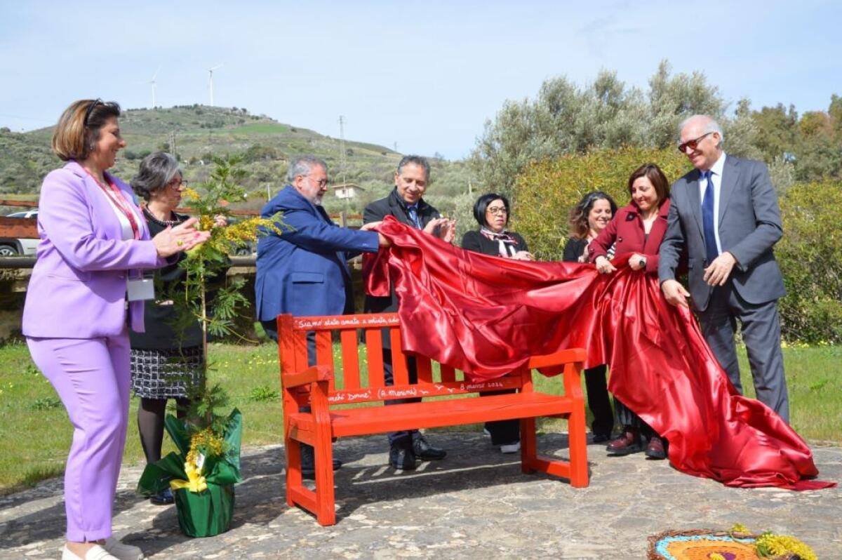 8 marzo, inaugurata panchina rossa alle terme di Cefalà Diana - 