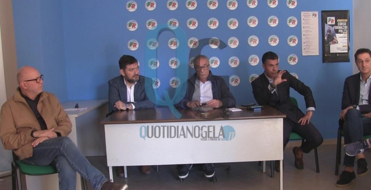 Laboratorio PeR, "blitz dimostra che lo Stato c'è, battiamoci per non far regredire la città" - Donegani e alcuni esponenti del laboratorio "PeR"