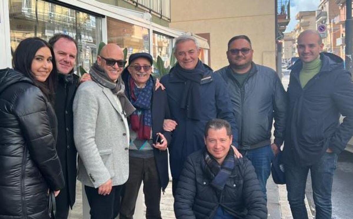 "Centrodestra compatto, ora chiudere", Mancuso con i suoi: "Centrosinistra spaccato, lista FI forte" - Mancuso con un gruppo di azzurri locali
