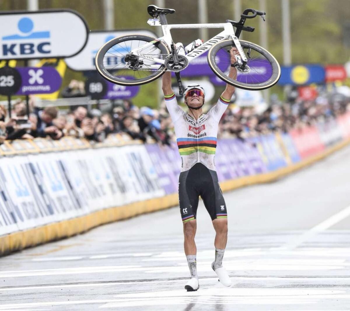 Van der Poel fa tris al Giro delle Fiandre, Mozzato secondo -