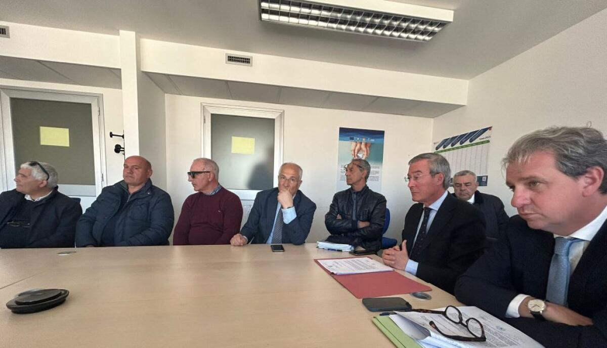 Acque reflue, tavolo in Regione: Greco, "progetto fattibile, ci sono tutte le condizioni" - Il tavolo all'assessorato