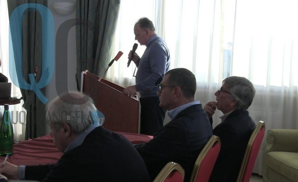 Mpa-Greco quotazioni calano, lombardiani sondano via migliore: rimane l'opzione del candidato - L'autonomista Rosario Caci durante un intervento e insieme a Lombardo e agli assessori Liardi e Costa