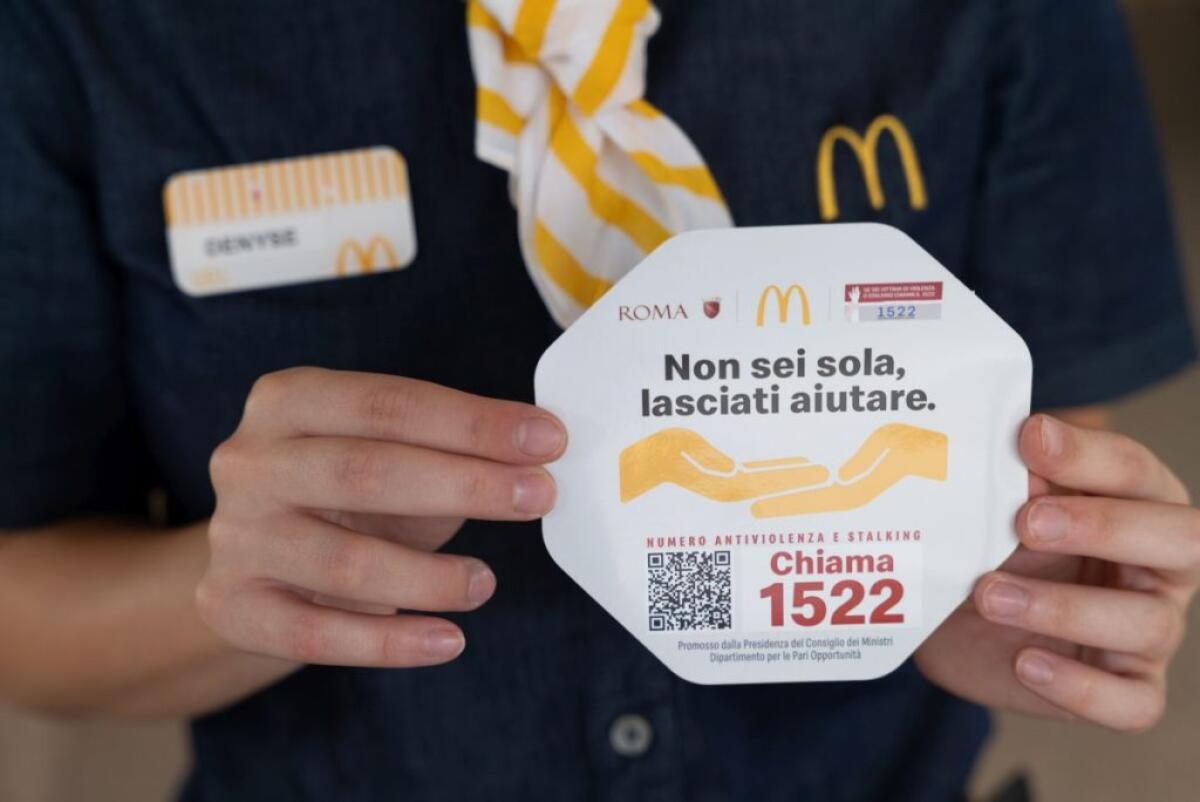 Nei 700 ristoranti McDonald’s l’adesivo del numero antiviolenza 1522 - 