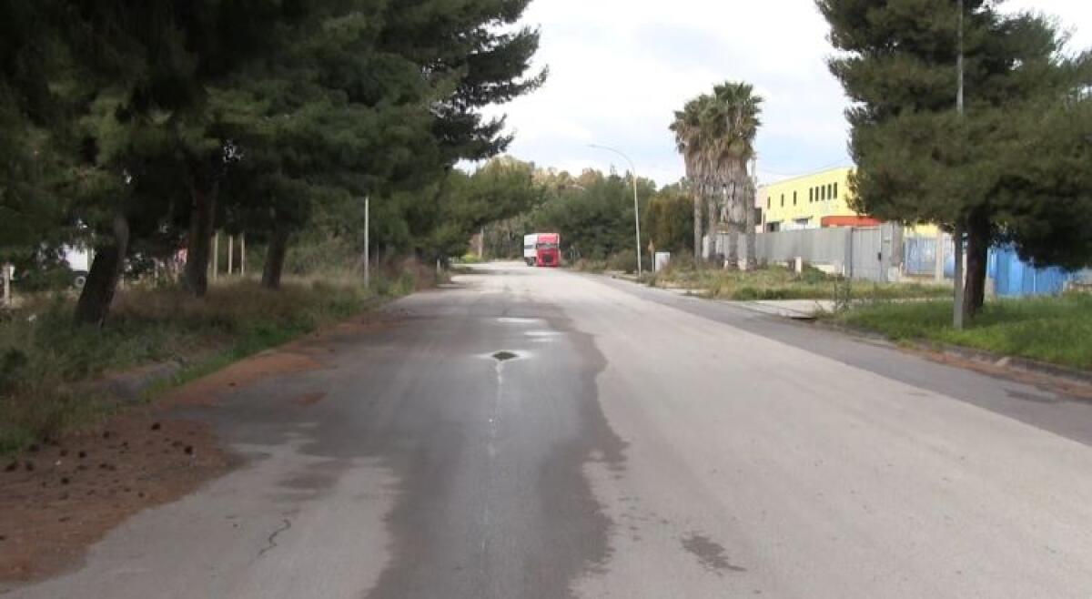 Furti nelle aziende della zona industriale, colpiti anche siti Eni: Enimed parte civile - Una delle strade dell'area industriale di Brucazzi