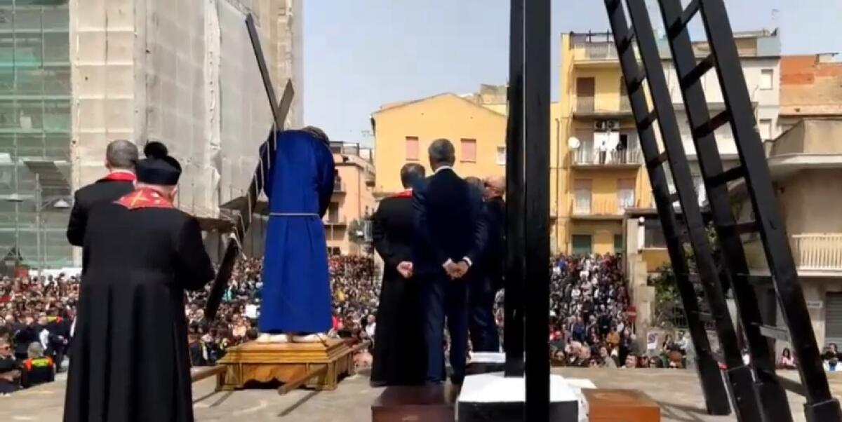 Il perdono e la pace nel venerdì santo, tanti hanno seguito i riti - 