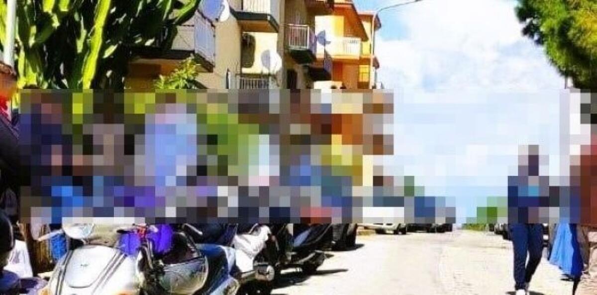 Studenti senza casco, controlli all'uscita degli istituti scolastici: sanzioni e sequestri - 