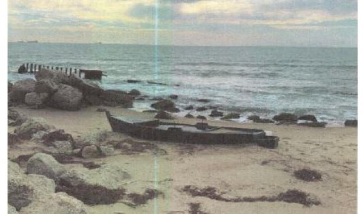 Natanti in stato di abbandono al porto rifugio, emesse ordinanze: vanno rimossi - Uno dei natanti indicato nelle ordinanze