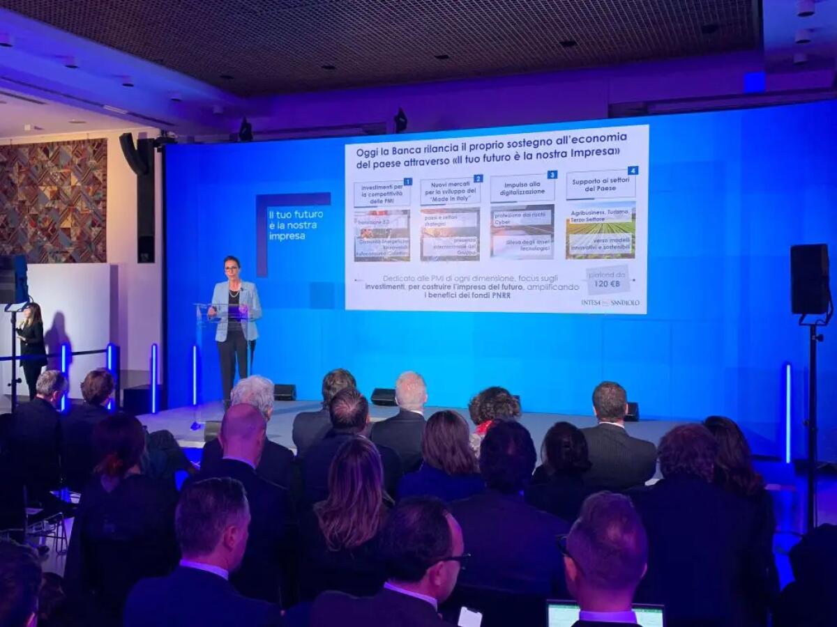 Intesa Sanpaolo, nuovo piano da 120 mld fino al 2026 per le imprese - 