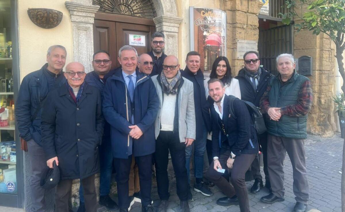 FI attende il nome dei meloniani, patto confermato da Mancuso: un tavolo con tutti gli alleati - Il gruppo di Forza Italia insieme a Mancuso