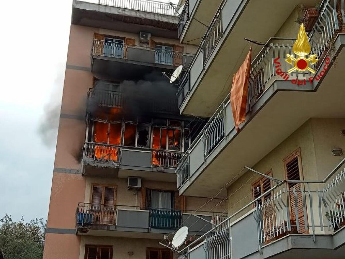 Incendio in un’abitazione ad Acireale, famiglie evacuate - 