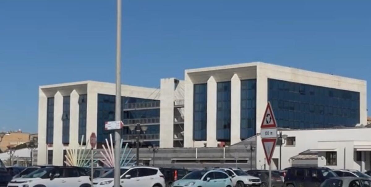 Giovane in tribunale con un coltello, scoperto dalle guardie giurate durante il controllo -