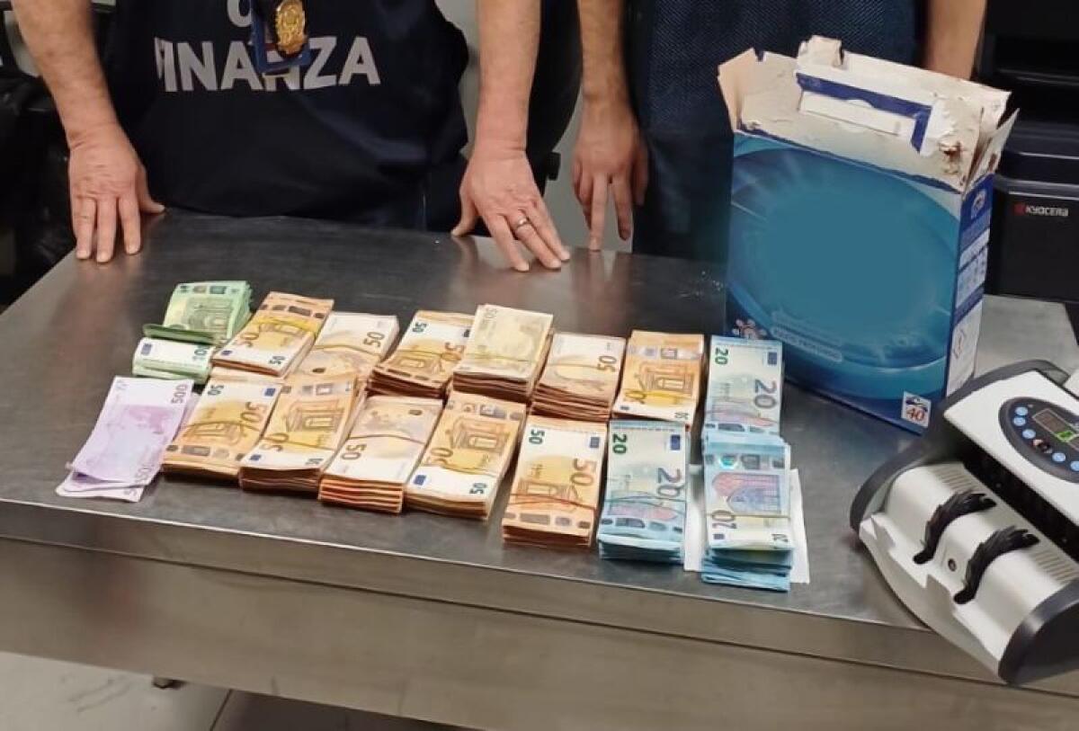 Traffico di valuta, all’aeroporto di Fiumicino sequestrato un mln euro -