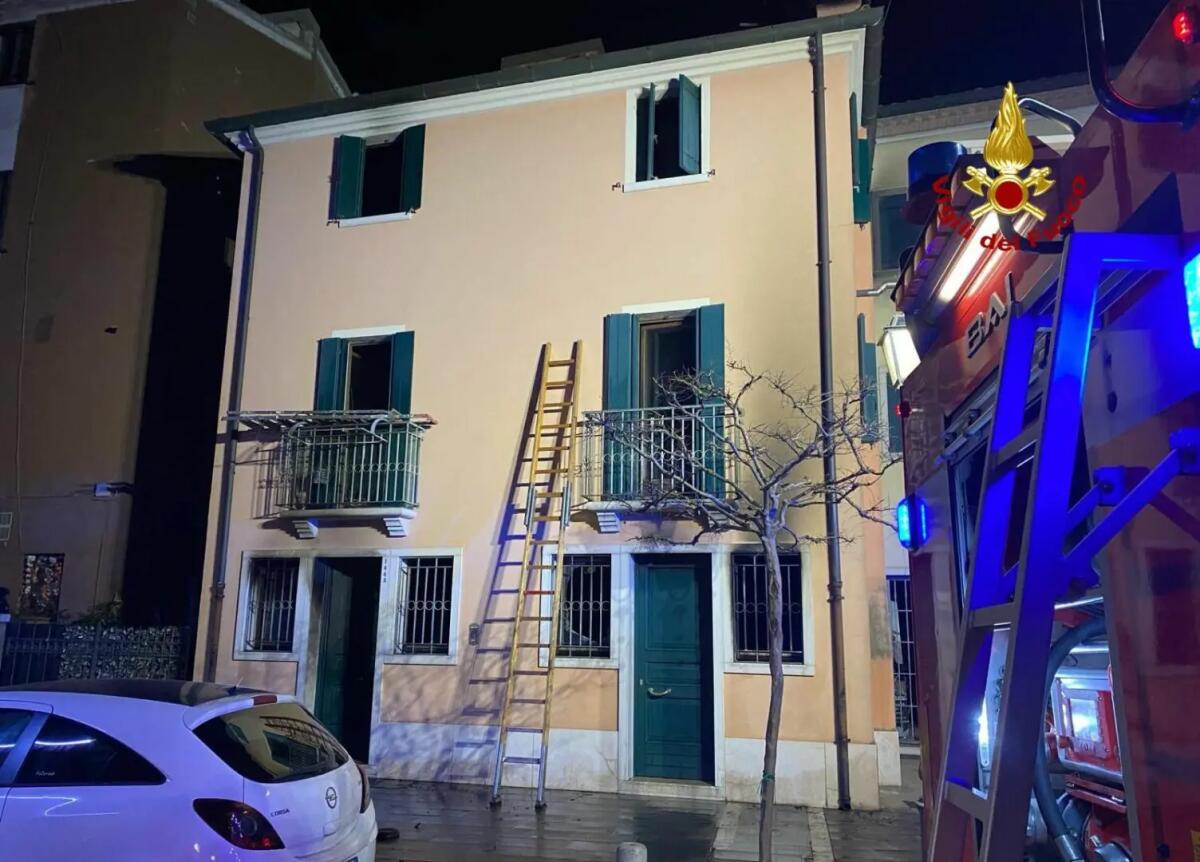 Incendio in abitazione a Chioggia, 3 morti - 