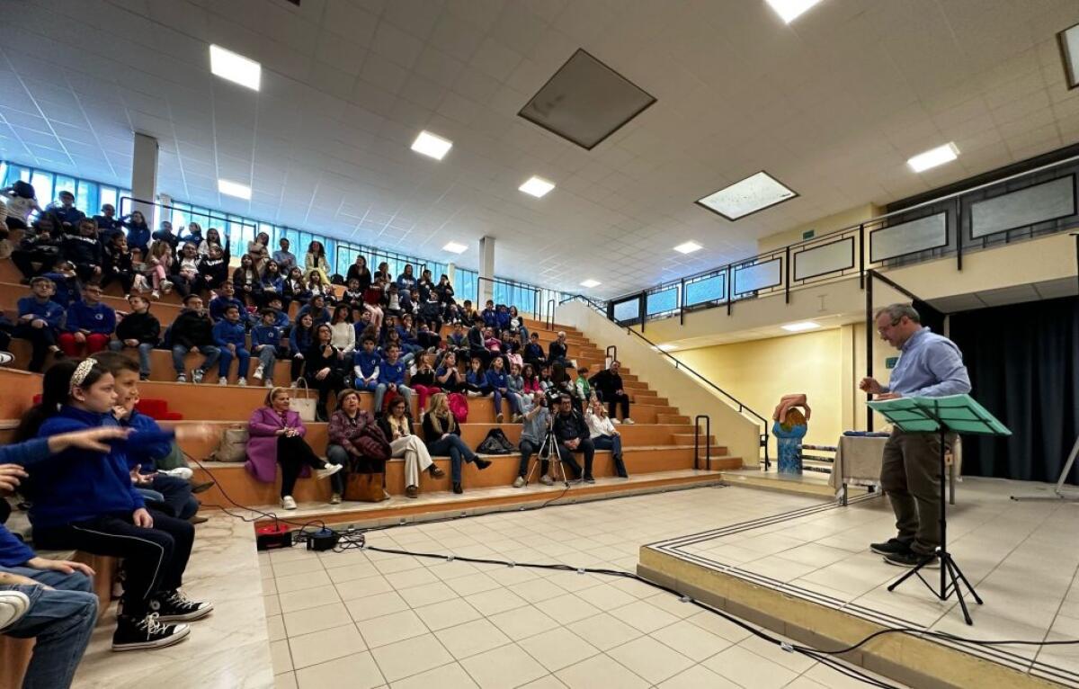 Gli alunni della "Verga" hanno incontrato l'educAttore Dotti - 