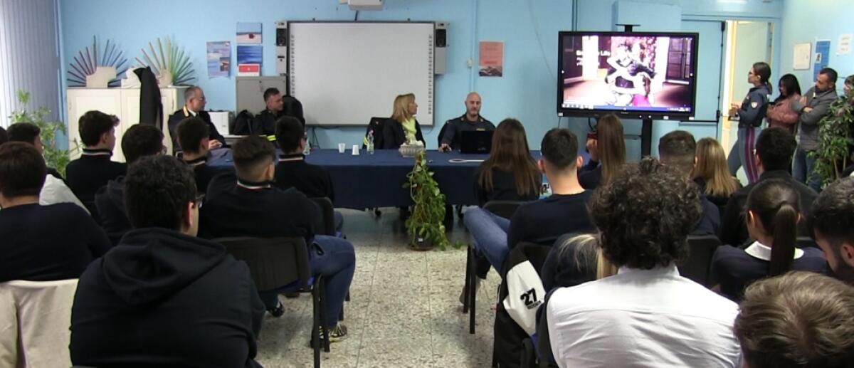 Incidenti stradali con decessi in aumento, la polizia stradale forma gli studenti - 