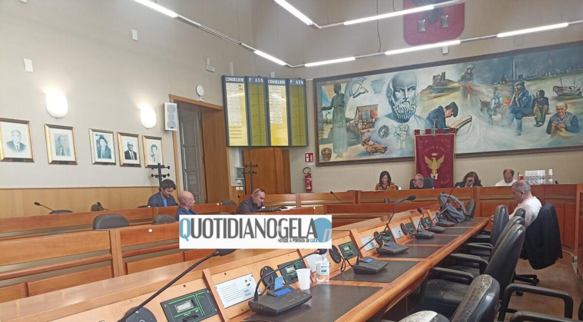 Consiglio con solo quattro presenze in seconda convocazione, anche Ghelas slitta a domani - 