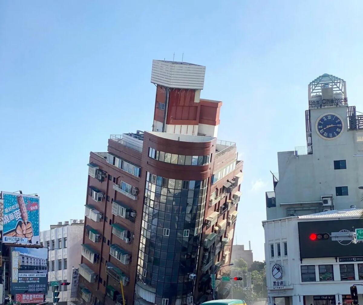Scossa di magnitudo 7.4 a Taiwan. Edifici crollati e vittime -